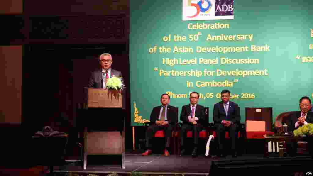 ឯកឧត្តមបណ្ឌិត អួន ព័ន្ធមុនីរ័ត្ន ទេសរដ្ឋមន្រ្តីរដ្ឋមន្រ្តីក្រសួងសេដ្ឋកិច្ចនិងហិរញ្ញវត្ថុ ថ្លែងសុន្ទរកថាបើកកម្មវិធីខួបគម្រប់៥០ឆ្នាំ និងវេទិកាពិភាក្សាកម្រិតជាន់ខ្ពស់របស់ ធនាគារអភិវឌ្ឍអាស៊ី (ADB) នៅសណ្ឋាគារសូហ្វ៊ីតែលភ្នំពេញភូគីត្រា កាលពីថ្ងៃទី ០៥ តុលា ២០១៦។ (ទុំ ម្លិះ/VOA)