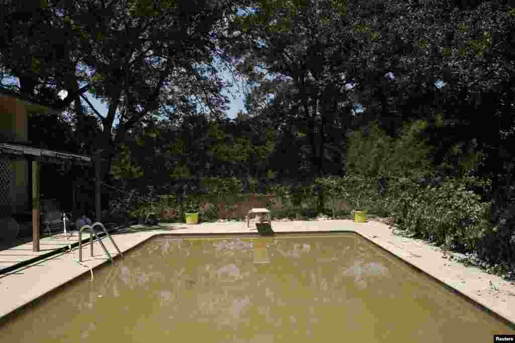 Une piscine remplie d'eau des inondations venues de la rivière Amite, Denham Springs, Louisiane, le 17 août 2016.