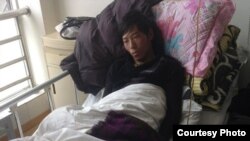 2013年9月底在比如县军警镇压时被打伤的次仁坚参在拉萨医院里（图片来自藏人行 政中央官方网）