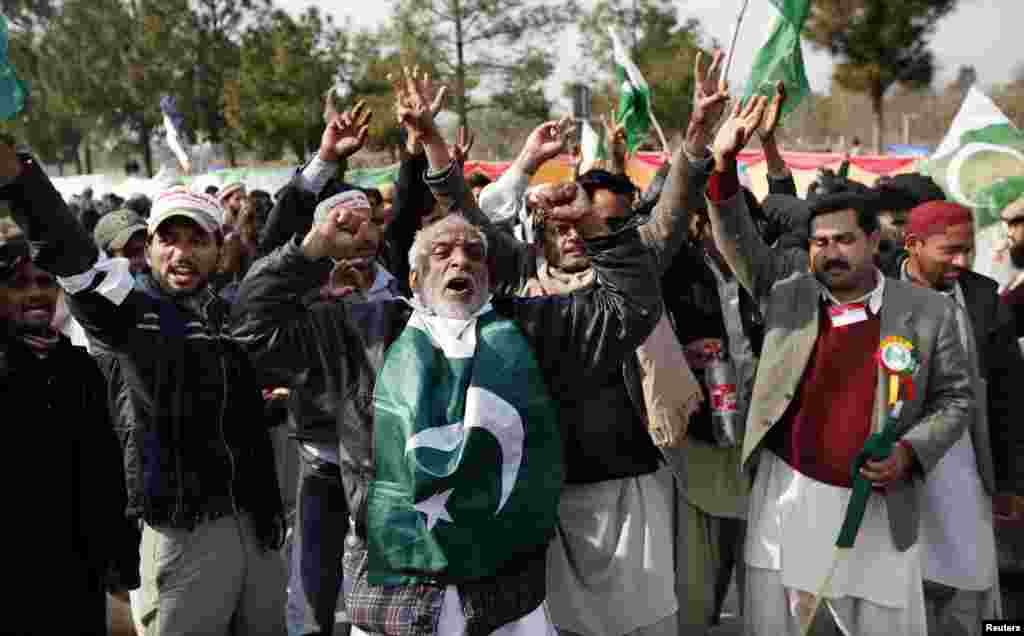 Supporters of Tahirul Qadri shout slogans during a protest in Islamabad, Pakistan, January 14, 2013. 