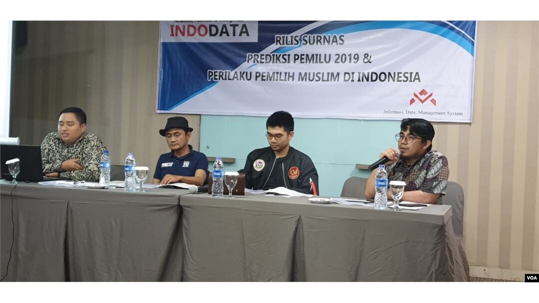 Kiri ke kanan: Direktur Eksekutif Indodata Danis Wahidin, Sekjen Relawan Prabowo Sandi (PRIDE) Taufik Hidayat, Juru bicara milenial Jokowi-Ma'ruf Deni Geovani, moderator saat launching hasil survei Indodata di Jakarta, Senin (8/4). (Foto: VOA/Sasmito)