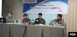 Kiri ke kanan: Direktur Eksekutif Indodata Danis Wahidin, Sekjen Relawan Prabowo Sandi (PRIDE) Taufik Hidayat, Juru bicara milenial Jokowi-Ma'ruf Deni Geovani, moderator saat launching hasil survei Indodata di Jakarta, Senin (8/4). (Foto: VOA/Sasmito)