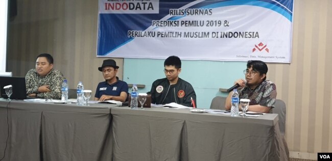 Kiri ke kanan: Direktur Eksekutif Indodata Danis Wahidin, Sekjen Relawan Prabowo Sandi (PRIDE) Taufik Hidayat, Juru bicara milenial Jokowi-Ma'ruf Deni Geovani, moderator saat launching hasil survei Indodata di Jakarta, Senin (8/4). (Foto: VOA/Sasmito)