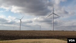 Iowa is one of the nation’s top wind-power states. But even though he fears the Trump administration’s emphasis on fossil fuel development could affect his industry and perhaps his job, Dustin Andrews seems to think there is little he can do about it. (G. Flakus/VOA)