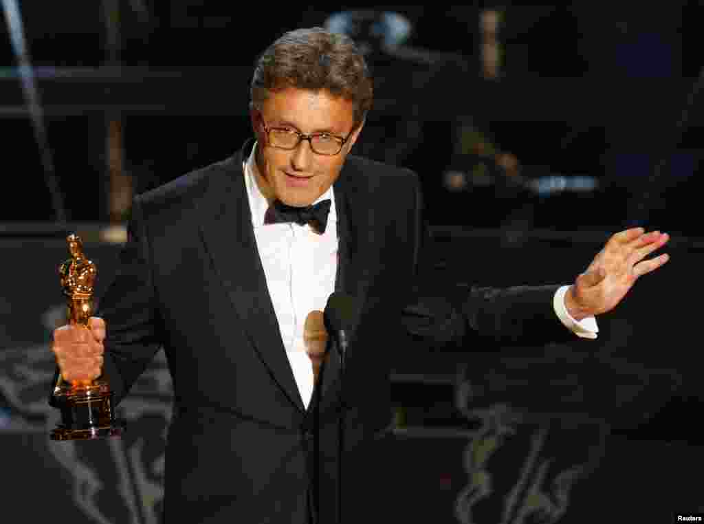 Director Pawel Pawlikowski holds his Oscar for best foreign language film at the 87th Academy Awards in Hollywood, California, Feb. 22, 2015. 