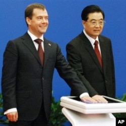 Russia's president Dimitry Medvedev (left) signed several energy contracts with his Chinese counterpart Hu Jintao, but couldn't win China's commitments to invest in modernizing Russian factories