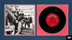 Foto dari Heritage Auctions memperlihatkan piringan hitam hit pertama Beatles “Love Me Do,” yang akan dilelang di New York 19 September.