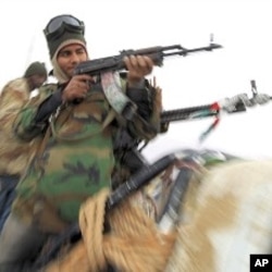 Des rebelles libyens à l'entrée ouest d'Ajdabiyah