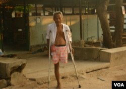 FILE - A Karen who underwent amputation because of a land mine accident is seen at Mae Tao Clinic in Mae Sot, Thailand, May 2016. (P. Vrieze/VOA)