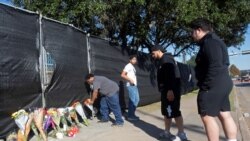 Pessoas depositam flores no portão do NRG Park, depois do esmagamento fatal durante a performance de Travis Scott no Festival Astroworld. Houston, Texas, Nov. 6, 2021.
