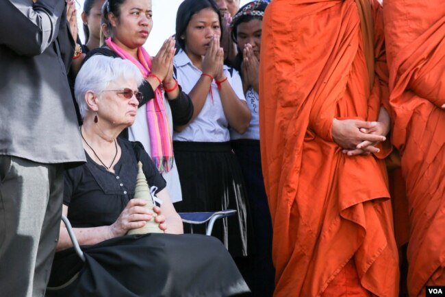 លោកស្រី Marie-France des Pallièresភរិយា​លោក​ គ្រីស្យង់​ ហ្គោកឺឡាំង​ ដេប៉ាលីយ៉ែរ (Christian GAUQUELIN des PALLIERES) ស្ថាបនិក​អង្គការ​ដើម្បី​ភាព​ញញឹម​កុមារ​ ហៅកាត់​ថា​ PSE ​ក្នុង​ពិធី​បាចអដ្ឋិធាតុ​នៅ​ឯអតីត​កន្លែង​ចាក់សំរាម​ស្ទឹង​មានជ័យ​ ក្នុង​រាជធានី កាលពី​ថ្ងៃទី២៨ ខែកញ្ញា ឆ្នាំ២០១៦។ (ហ៊ាន សុជាតា/VOA)