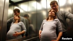 독일 남부의 한 병원에서 임신한 여성이 남편과 함께 분만실로 이동하고 있다. (자료사진) 
