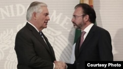 El secretario de Estado de EE.UU., Rex Tillerson saluda al canciller de México Luis Videgaray durante la visita de este último al Departamento de Estado.