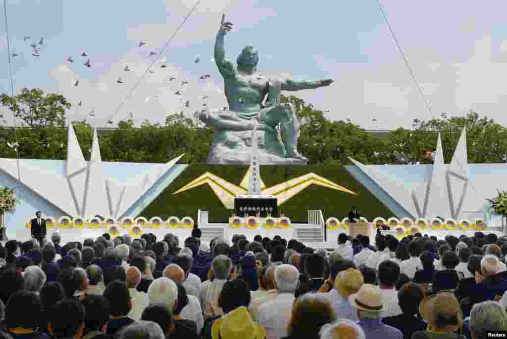 Burung-burung merpati terbang di atas Patung Perdamaian di Taman Perdamaian Nagasaki dalam upacara peringatan 70 tahun pemboman kota di Jepang itu (9/8).