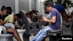 El acceso a internet en Cuba ha sido lento y controlado por el gobierno. Tras las protestas del fin de semana, no hay acceso a internet en la isla. [Foto: Archivo]