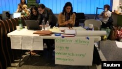 Các tình nguyện viên hỗ trợ tư pháp đã đến để giúp đỡ những người bị kẹt lại sân bay sau lệnh cấm visa của ông Trump. 