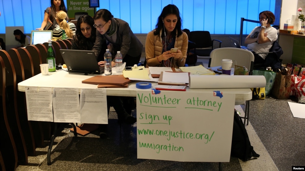 Các tình nguyện viên hỗ trợ tư pháp đã đến để giúp đỡ những người bị kẹt lại sân bay sau lệnh cấm visa của ông Trump. 