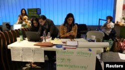 Abogados de inmigración voluntarios se organizan en el Aeropuerto Internacional de Los Angeles para ayudar a la gente que protestó contra la orden ejecutiva de prohibición de viajes del presidente Donald Trump. Enero 31, 2017.