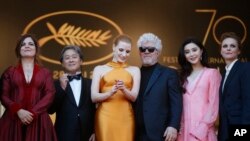 Les membres du jury du festival de Cannes : Agnes Jaoui, Jessica Chastain, Pedro Almodovar, Maren Ade, à Cannes, le 28 mai 2017.