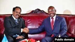 Perezida Pierre Nkurunziza na mugenzi we wa Somaliya, Abdullahi Mohamed Farmaajo