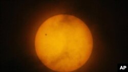 Venus es el segundo planeta más cercano al Sol, después de Mercurio y antes que la Tierra.