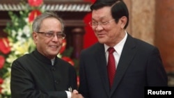 India's President Pranab Mukherjee (L) shakes hands with his Vietnamese counterpart Truong Tan Sang before their meeting at the Presidential Palace in Hanoi, Sept. 15, 2014.