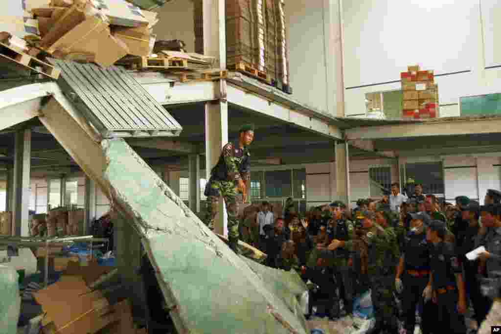 Nh&acirc;n vi&ecirc;n cứu hộ Campuchia tại hiện trường vụ sập xưởng gi&agrave;y ở l&agrave;ng Kai Ruong, ph&iacute;a nam thủ đ&ocirc; Phnom Penh, ng&agrave;y 16/5/2013.