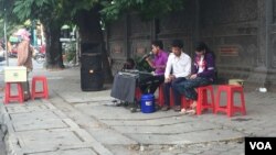 រូបឯកសារ៖ តន្រ្តី​ជនពិការ​អង្គាស​ប្រាក់​តាម​ផ្លូវ​សាធារណ​ក្នុង​រាជធានី​ភ្នំពេញ​កាល​ពី​ថ្ងៃទី០៨ កុម្ភៈ ២០១៧។