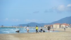 اٹلی میں لاک ڈاؤن میں نرمی کے بعد لوگ تازہ ہوا کے لیے کھلی جگہوں پر جا رہے ہیں۔ 9 مئی 2020