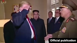 Presiden AS Donald Trump memberi salut militer kepada Jenderal No Kwang Chol (kanan), disaksikan oleh pemimpin Korut Kim Jong-un di Singapura, Selasa (12/6) lalu. 