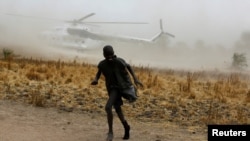 Un hélicoptère de l'ONU se pose dans le village de Rubkuai, au nord du Soudan du Sud, près de la frontière soudanaise, le 18 février 2017.