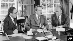 1973年10月13日前總統尼克松(中)與時副總統福特(右)及國務卿基辛格(左)在白宮橢圓形辦公室資料照。