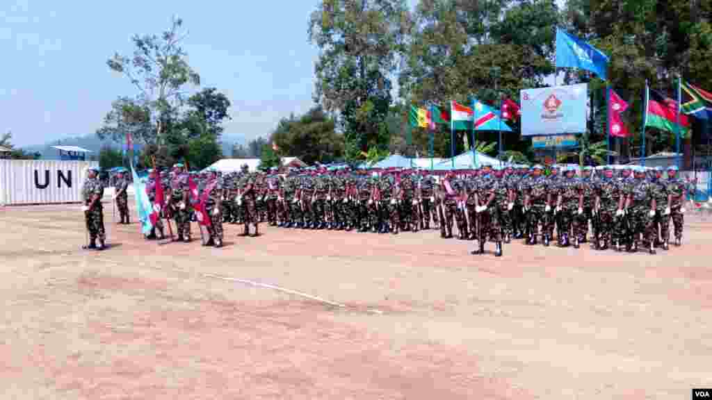 Kikosi cha Nepal kikiwa katika gwaride kabla ya sherehe za kupewa medali kwa kazi wanayofanya Beni, DRC