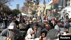 Gente pobre de EE.UU. comen alimentos gratis en un centro de beneficencia en Los Angeles en el Día de Acción de Gracias.