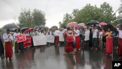 Ratusan demonstran menyambut mantan Sekretaris Jenderal PBB Kofi Annan, dengan cemoohan dan spanduk setibanya di negara bagian Rakhine, Myanmar barat, Selasa (6/9).