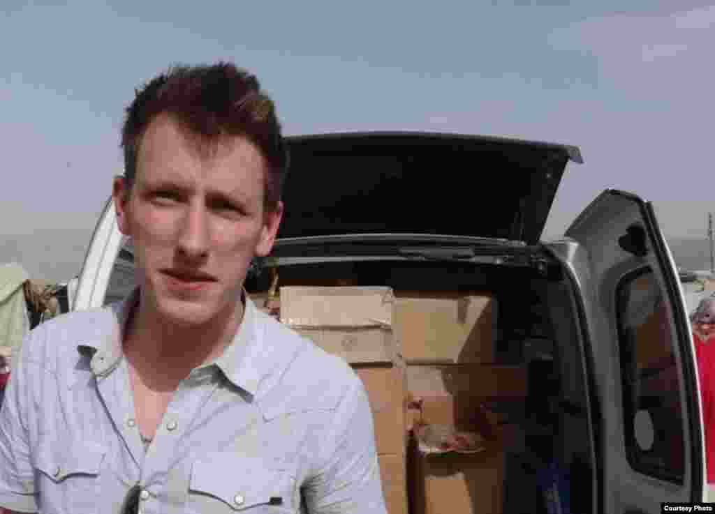 Abdul-Rahman (Peter) Kassig, seorang pekerja kemanusiaan asal Amerika, mengantarkan makanan kepada pengungsi di Bekaa Valley, Lebanon, Mei 2013. (Foto diberikan oleh keluarga Kassig)