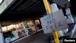 Tulisan "bensin habis" dipasang di sebuah pom bensin di Rothley, Leicestershire, Inggris, Sabtu (25/9).