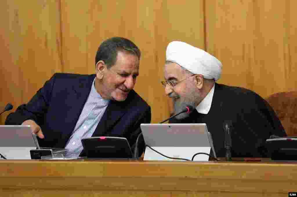 خوش و بش حسن روحانی و اسحاق جهانگیری. آنها جمعه پیروز انتخابات شدند. جهانگیری برای دفع حملات قالیباف به عرصه آمد و بعد کنار رفت. عکس: مهدی نصیری