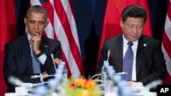 Tổng thống Mỹ Barack Obama và Chủ tịch Trung Quốc Tập Cận Bình trong cuộc họp bên lề Hội nghị về biến đổi khí hậu ở Paris, hôm 30/11/2015. 