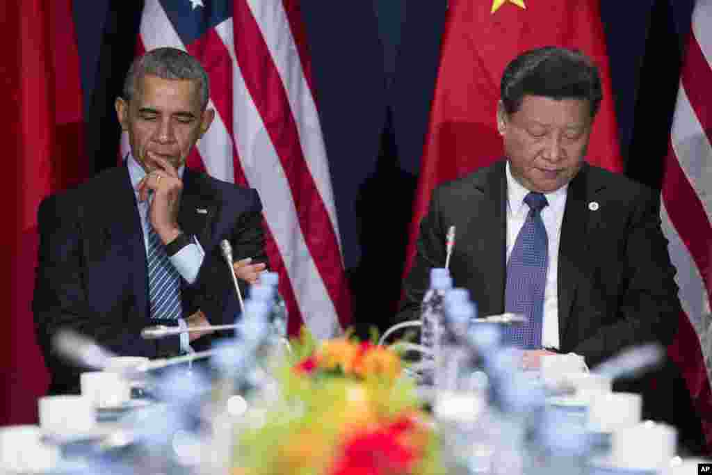 Presiden AS Barack Obama dan Presiden China Xi Jinping di COP21, Konferensi PBB untuk Perubahan Iklim di Le Bourget, pinggir kota Paris (30/11). (AP/Evan Vucci)