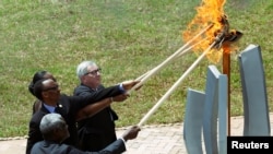 25e anniversaire du génocide à Kigali, au Rwanda, le 7 avril 2019. Photo: Moussa Faki Mahamat, président de la Commission de l'UA, Paul Kagame, président du Rwanda avec son épouse Jeannette et Jean-Claude Juncker, président de la Commission européenne. REUTERS/Baz Ratner