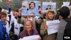 Tuần hành ủng hộ luật sư Lê Quốc Quân tại Hà Nội, ngày 18/2/2014. 
