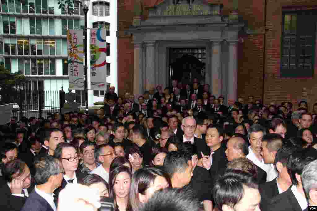 上千名香港律师参加法律界黑衣静默游行（美国之音海彦拍摄）