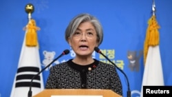 Menteri Luar Negeri Korea Selatan Kang Kyung-wha di kantor Kementerian Luar Negeri Korea Selatan di Seoul, 27 Desember 2017. (Foto: dok). 