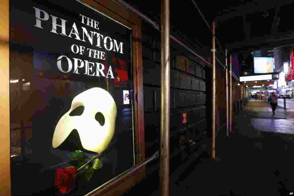 Un cartel del musical &#39;El fantasma de la ópera&#39;, en&nbsp;Majestic Theatre, cerca de Times Squares. El cierre de Broadway comenzó el jueves de la semana pasada y se extenderá hasta el 12 de abril.&nbsp;