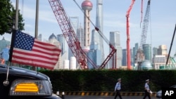 在上海街头停着飘着美国国旗的大使馆汽车。（2019年7月30日）