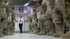 Эштон Картер Картер беседует с американскими военными в международном аэропорту в Багдаде, Ирак, июль 2015 года.