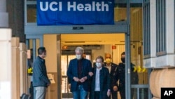 Билл и Хиллари Клинтон покидают больницу в Южной Калифорнии 