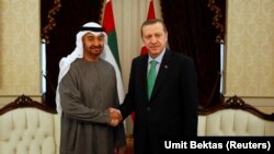 Putra Mahkota Abu Dhabi Sheikh Mohammed bin Zayed Al Nahyan (kiri) berjabat tangan dengan Perdana Menteri Turki Recep Tayyip Erdogan sebelum pertemuan di Ankara, 28 Februari 2012. (Foto: REUTERS/Umit Bektas)