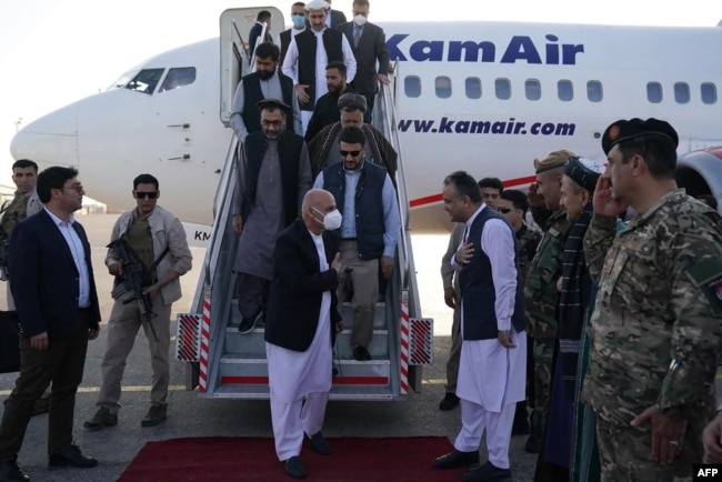 افغان صدر اشرف غنی کا مزار شریف پہچنے پر استقبال کیا جا رہا ہے۔
